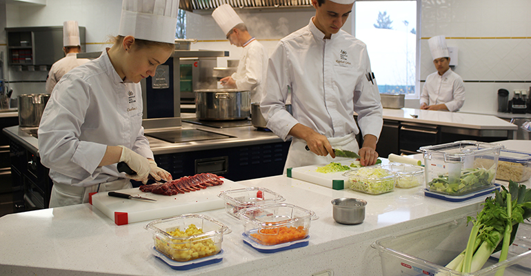 Estudiantes del Instituto Paul Bocuse utilizando los productos de Araven...